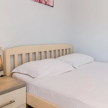 Apartament Fjori's