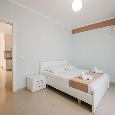 Apartament Fjori's